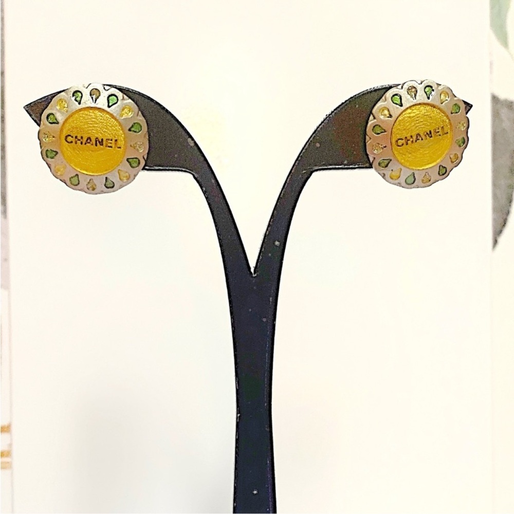 CHANEL Logo Flower Round Earrings - Picture 6 of 7